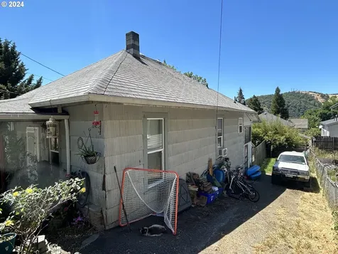 1524 SE Main Street Roseburg OR 97470