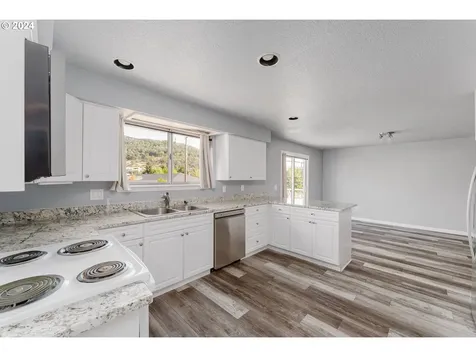 1783 NW Valley View Drive Roseburg OR 97471