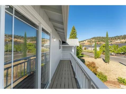 1783 NW Valley View Drive Roseburg OR 97471