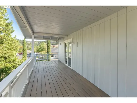 1783 NW Valley View Drive Roseburg OR 97471