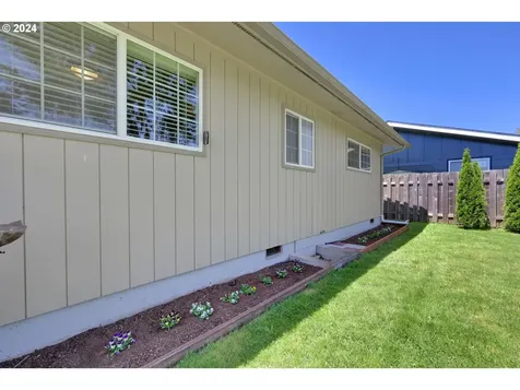 1730 S 4th Street Cottage Grove OR 97424