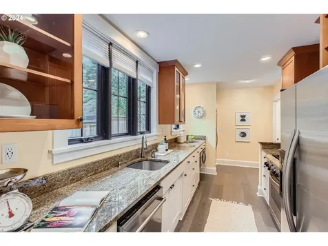 1925 SW Broadway Drive Portland OR 97201