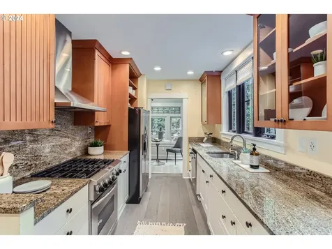 1925 SW Broadway Drive Portland OR 97201