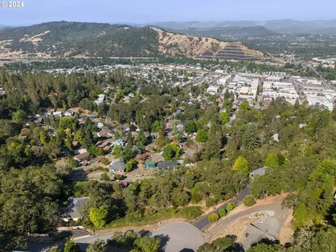 1397 SE Laurel Court Roseburg OR 97470
