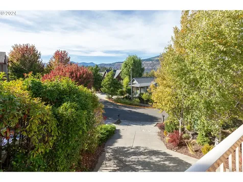 427 Maxs Place Hood River OR 97031