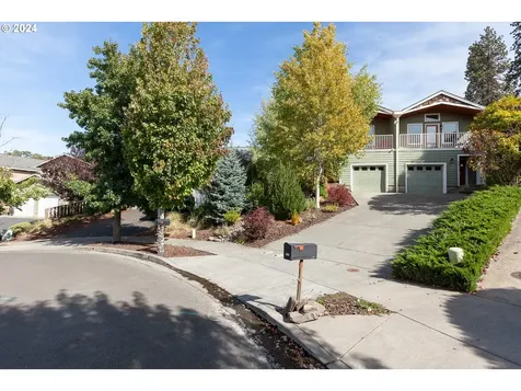 427 Maxs Place Hood River OR 97031