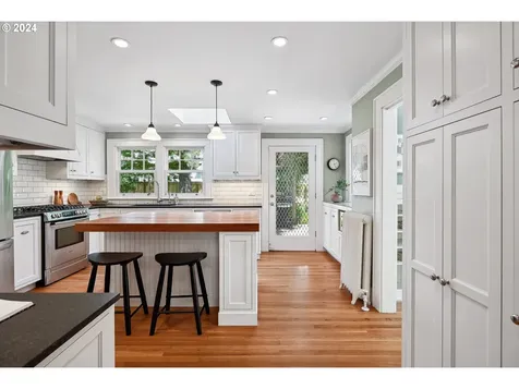 424 NE Laurelhurst Place Portland OR 97232