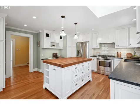 424 NE Laurelhurst Place Portland OR 97232