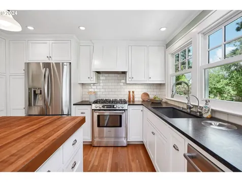 424 NE Laurelhurst Place Portland OR 97232