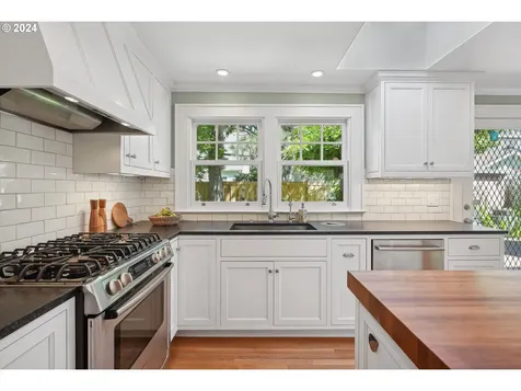 424 NE Laurelhurst Place Portland OR 97232