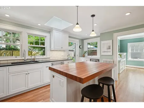 424 NE Laurelhurst Place Portland OR 97232