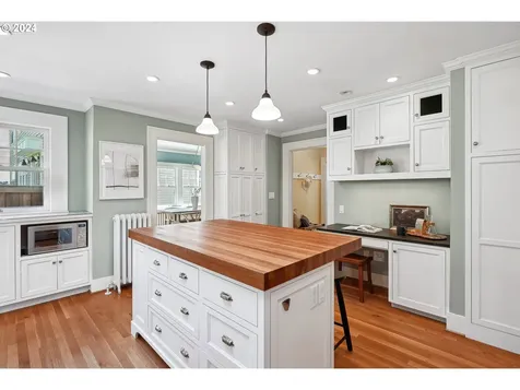 424 NE Laurelhurst Place Portland OR 97232
