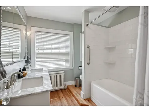424 NE Laurelhurst Place Portland OR 97232