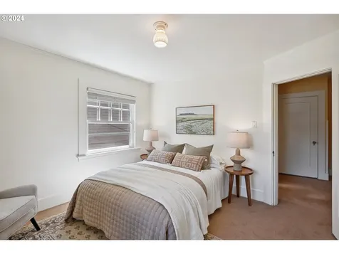 424 NE Laurelhurst Place Portland OR 97232