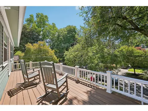 424 NE Laurelhurst Place Portland OR 97232
