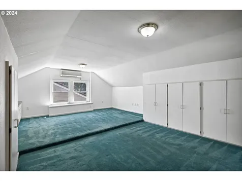 424 NE Laurelhurst Place Portland OR 97232