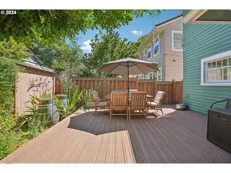424 NE Laurelhurst Place Portland OR 97232