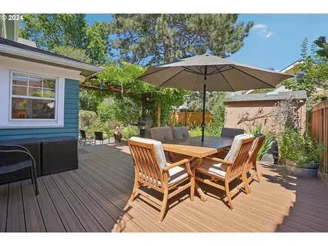 424 NE Laurelhurst Place Portland OR 97232