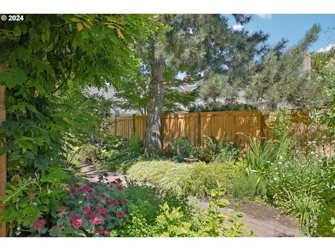 424 NE Laurelhurst Place Portland OR 97232