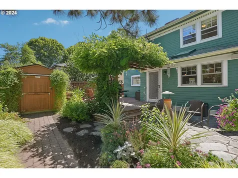 424 NE Laurelhurst Place Portland OR 97232