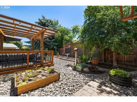 2056 Nw 20th Court Redmond OR 97756