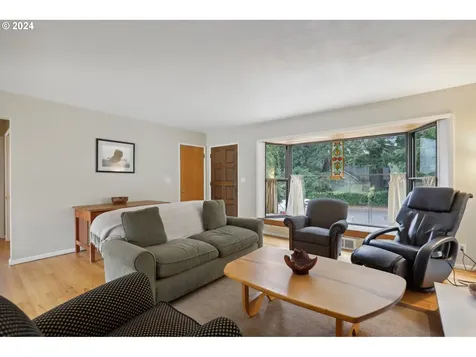 4768 Sw Iowa Street Portland OR 97221