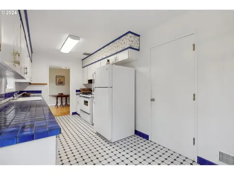 4768 Sw Iowa Street Portland OR 97221