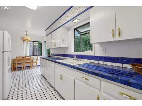 4768 Sw Iowa Street Portland OR 97221