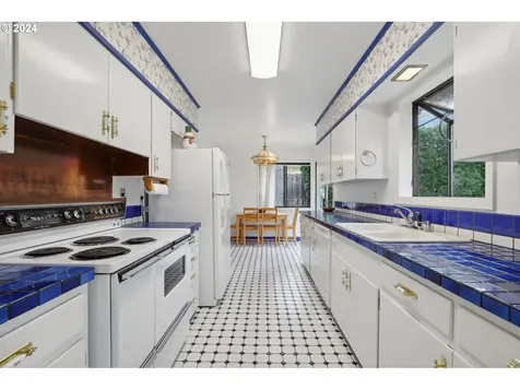 4768 Sw Iowa Street Portland OR 97221