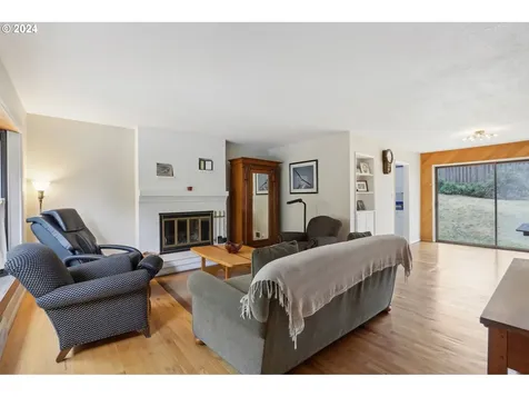 4768 Sw Iowa Street Portland OR 97221