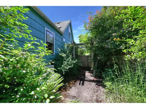 2705 Adams Street Eugene OR 97405
