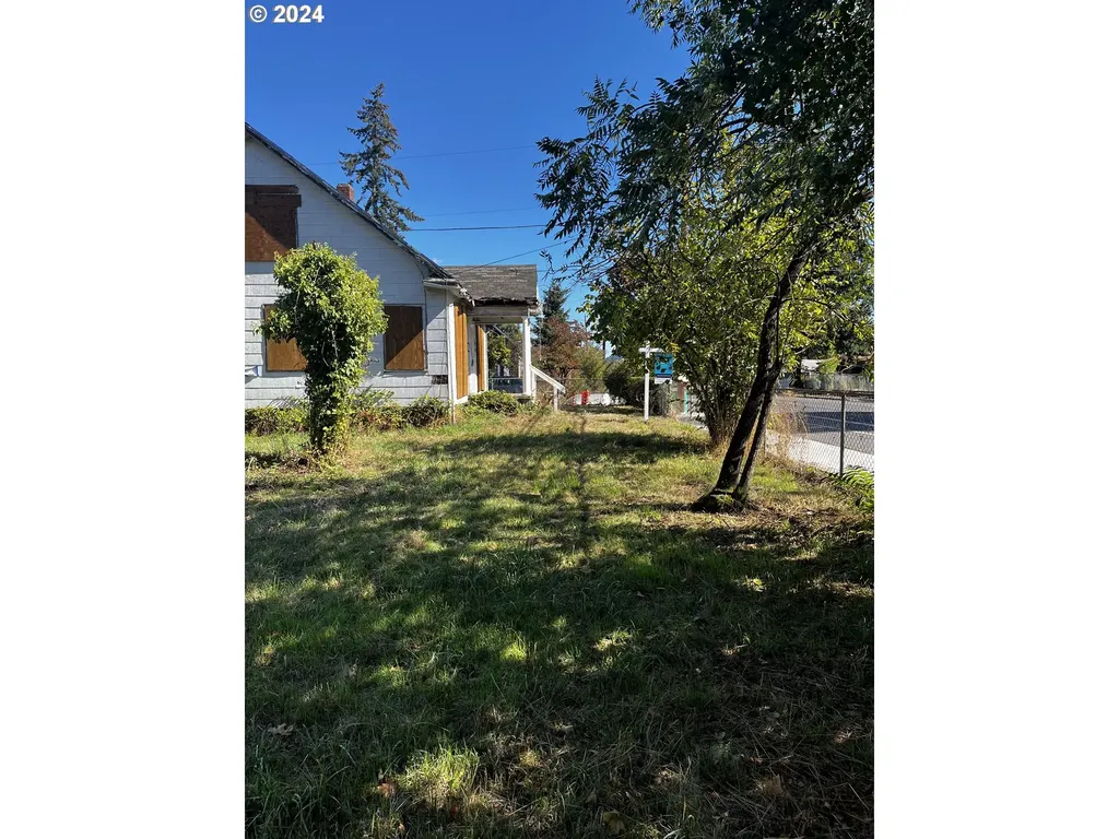 6635 SE Flavel Street Portland OR 97206