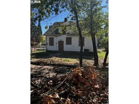 6635 SE Flavel Street Portland OR 97206