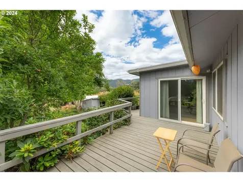 276 Wolf Valley Drive Umpqua OR 97486