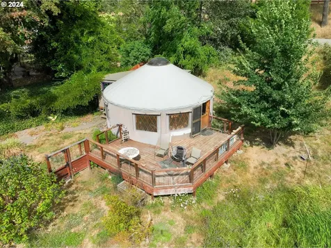 276 Wolf Valley Drive Umpqua OR 97486