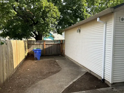 6835 SE Woodstock Boulevard Portland OR 97206