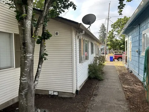 6835 SE Woodstock Boulevard Portland OR 97206
