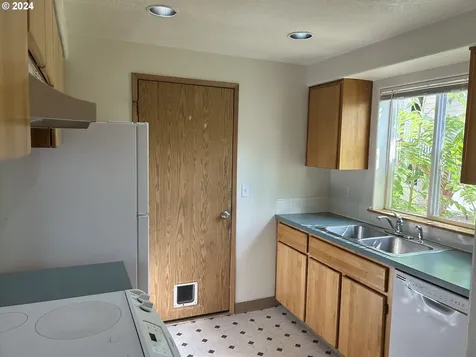 6835 SE Woodstock Boulevard Portland OR 97206
