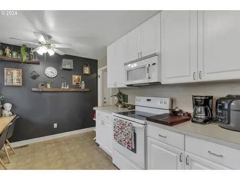 763 Oregon Way Woodburn OR 97071