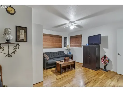 763 Oregon Way Woodburn OR 97071