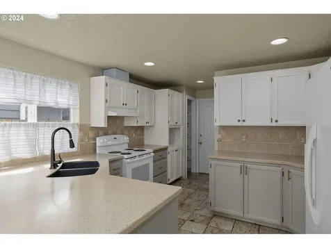 5278 NE 46th Place Portland OR 97218