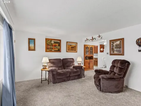 1474 Country Club Circle Woodburn OR 97071