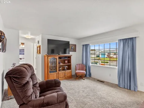 1474 Country Club Circle Woodburn OR 97071