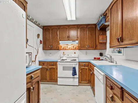 1474 Country Club Circle Woodburn OR 97071