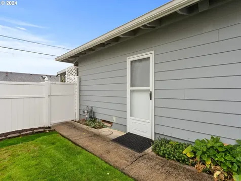 1474 Country Club Circle Woodburn OR 97071