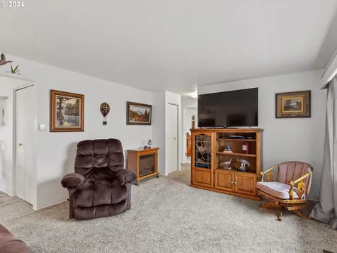 1474 Country Club Circle Woodburn OR 97071