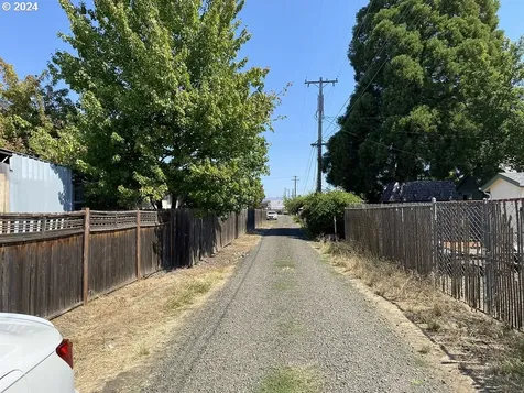 542 E Central Avenue Sutherlin OR 97479