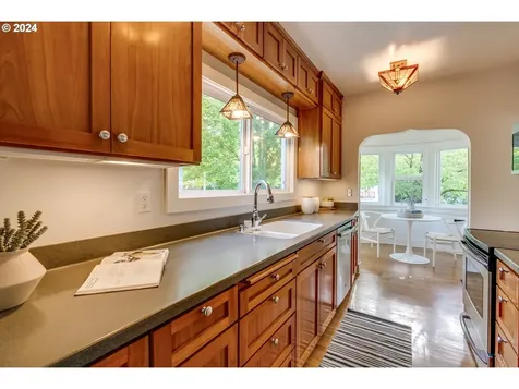 2239 Se 51st Avenue Portland OR 97215
