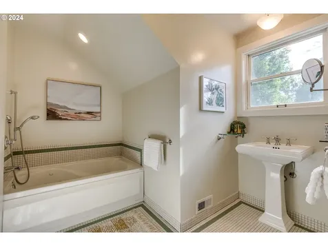 2239 Se 51st Avenue Portland OR 97215