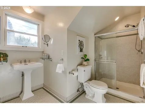 2239 Se 51st Avenue Portland OR 97215